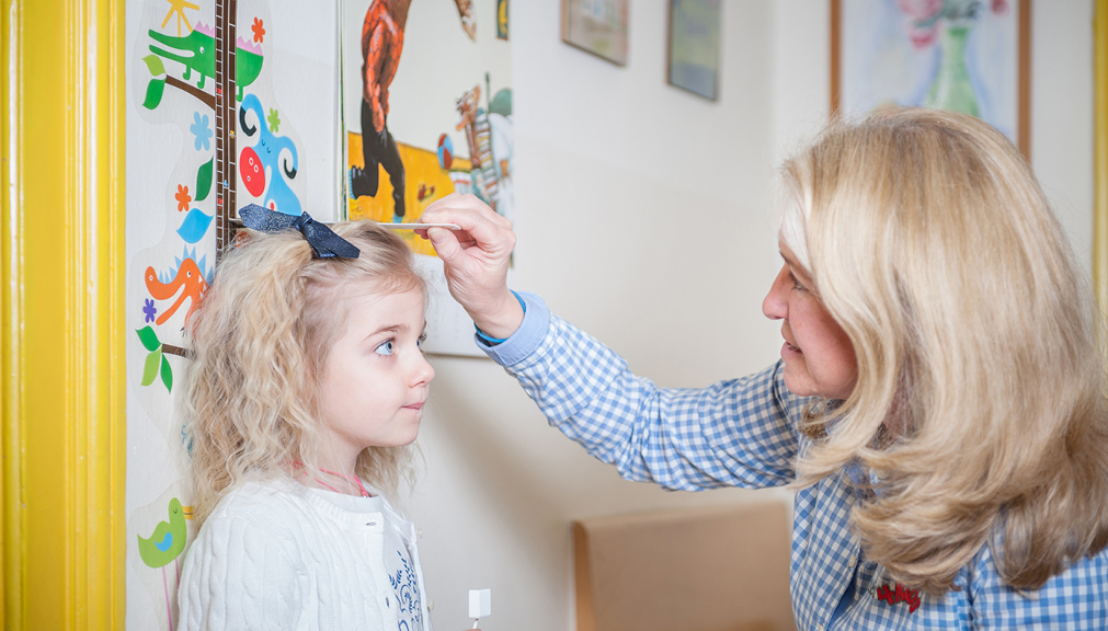 Kinderchirurgin Dr. Elisabeth Frigo bei der Arbeit