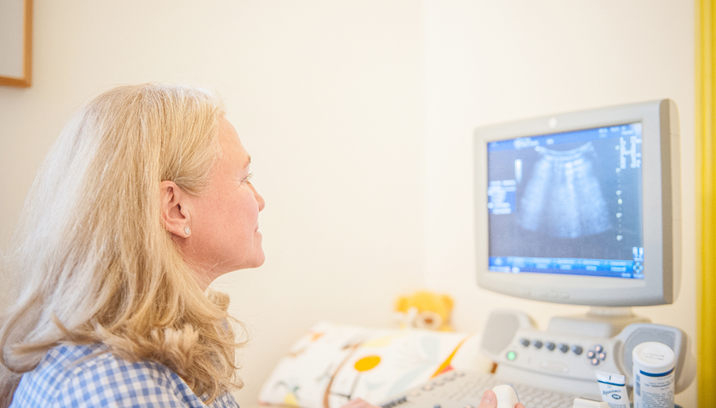 Kinderchirurgin Dr. Elisabeth Frigo bei der Arbeit