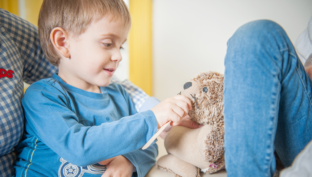 Kinderchirurgin Dr. Elisabeth Frigo bei der Arbeit