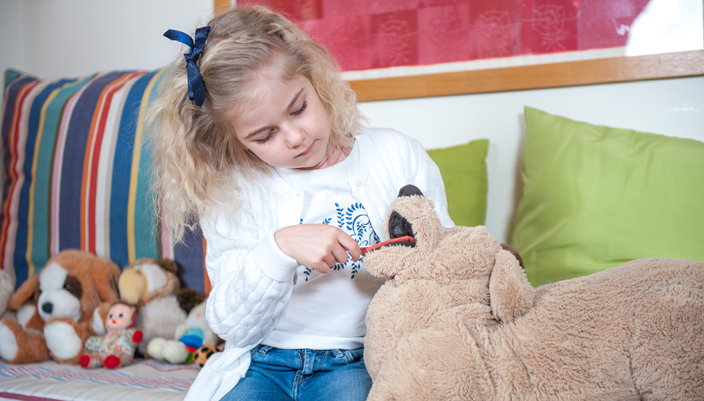 Kinderchirurgin Dr. Elisabeth Frigo bei der Arbeit
